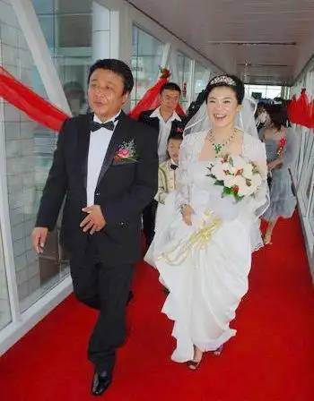 身为国家男乒少帅刘国梁做媒人倒是很在行,他不仅撮合过孔令辉与马苏