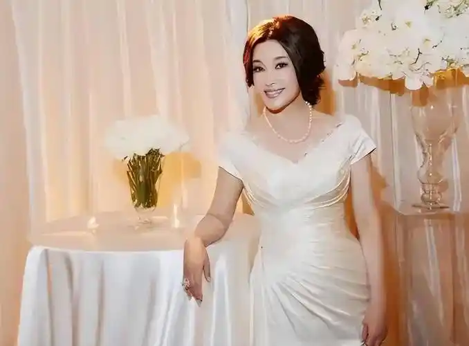 刘晓庆终于认老了,在家练字摘掉假发露大脑门,71岁