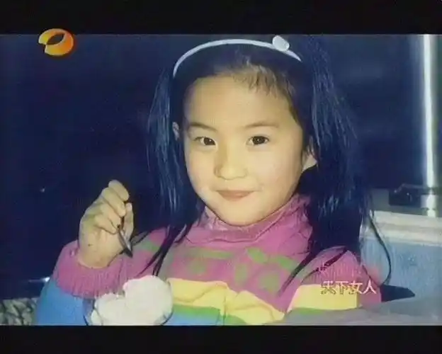 刘亦菲小时候一组照片从襁褓照到小学照真的从小仙到大羡慕