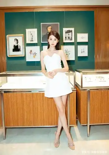 26岁乔欣颜值超高,一袭抹胸裙尽显迷人曲线,172身高女性里少有
