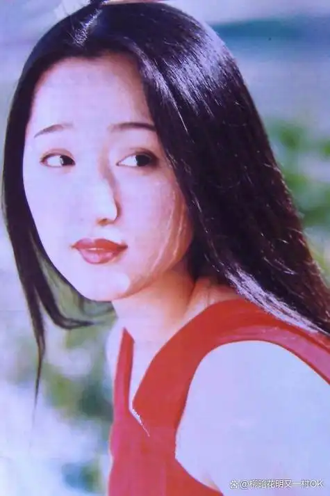 图片年轻时的杨钰莹曾经风头无两,被人们尊称为"甜歌皇后"和"一代玉女