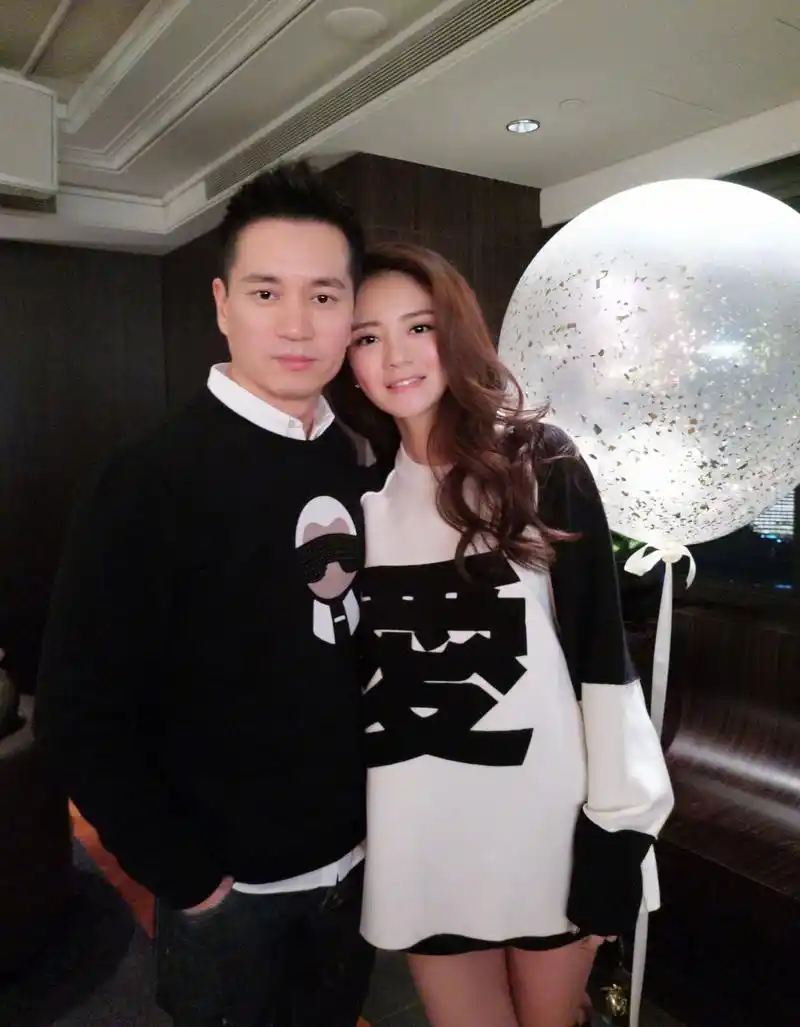 安以轩和老公陈荣炼婚后十分恩爱.