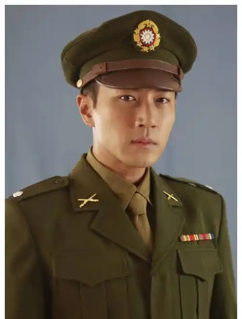 48位男明星军装照:肖战王一博龚俊帅气,鹿晗千玺陈晓沙溢意外_热巴