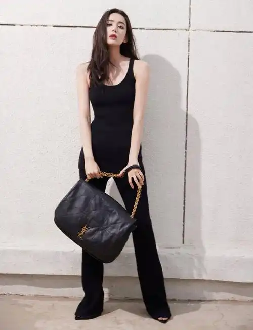 古力娜扎街头黑色背心秀好身材 辟谣高考成绩