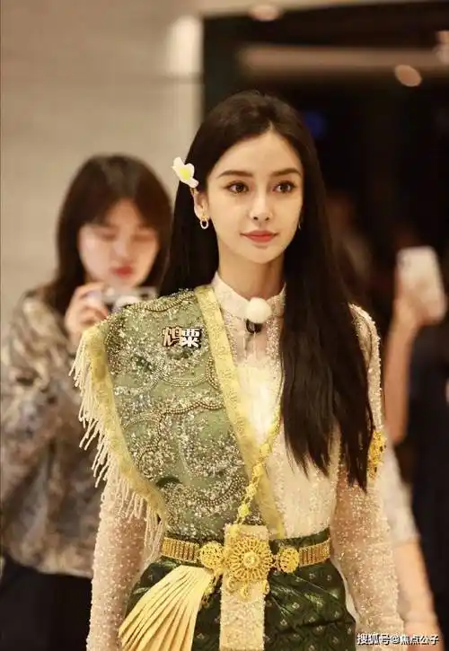 杨颖黄绿色公主装神颜,蔡徐坤周深白鹿紫色一队!_郑恺_baby_出发