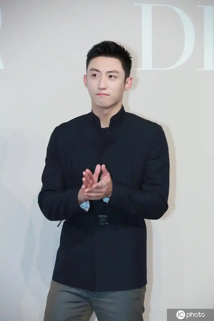 6 2020年7月24日,上海,迪奥举行了"梦之设计师"展览开幕酒会,黄景瑜