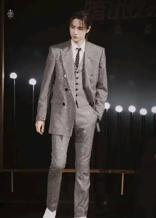 王一博参加晚宴不停地敬酒,却遭网友调侃:像新郎在敬酒_肖战_陈情_西