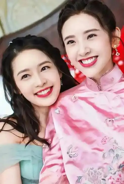 唐艺昕与李沁聚会开心到又贴脸又拥抱唐艺昕4岁女儿也露面了