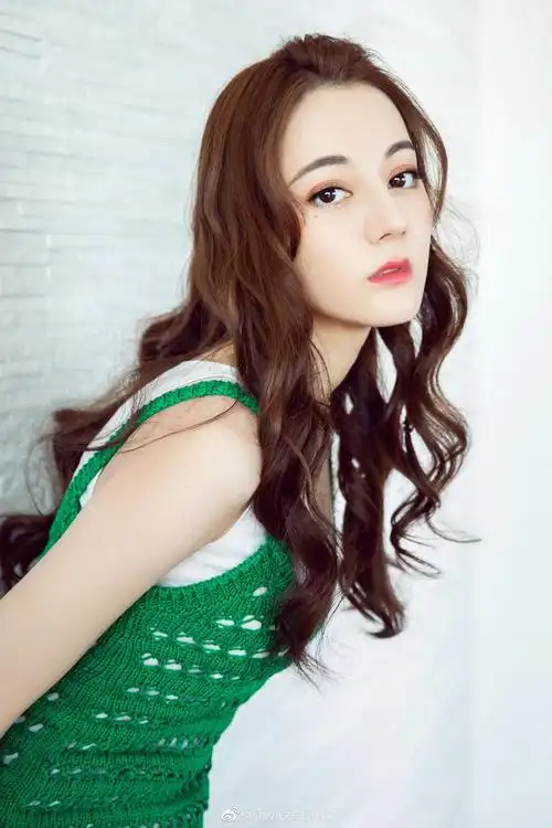 热巴现身活动嘟嘴卖萌穿绿色针织镂空裙展好身材