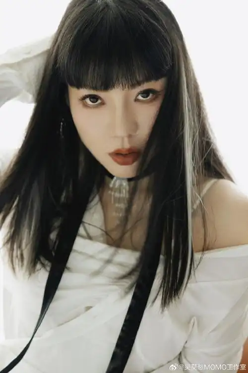 吴莫愁超话季秋的光,照在白色火焰上.是绚烂,是勇气.