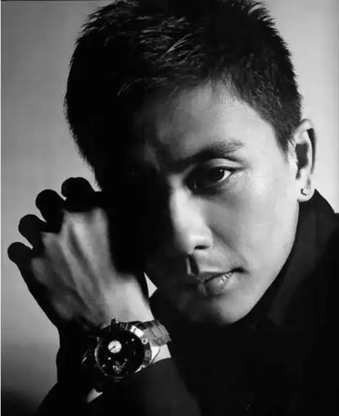 男明星之一了时尚的穿搭和帅气的外边吸引了众多少女的青睐而且演技也