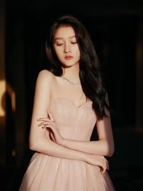 被关晓彤"魔女"造型惊艳了!