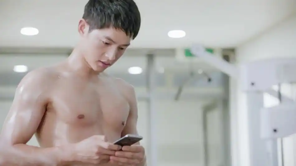 宋仲基赤膊健身肌肉线条完美