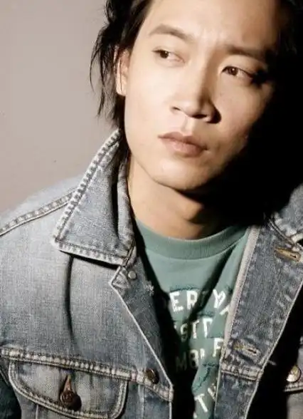 忍了18岁黄渤,18岁张卫健,看到18岁的雷佳音,我真憋不住了