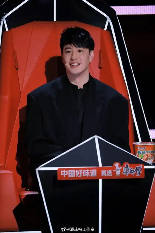 潘玮柏超话90#潘玮柏中国好声音#能量满分的歌手安静倾听的导师属于