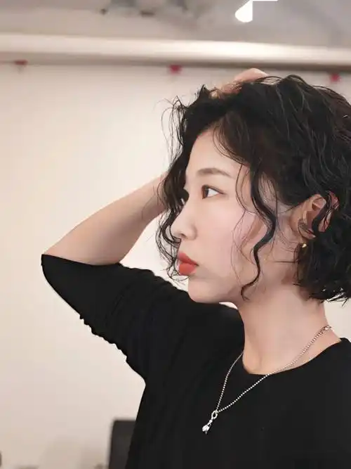 "2024港风短发烫",让你美到爆_发型_中国_人类