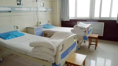 每间病房都设有中心吸氧,中心吸引及自助呼叫系统,为现代化标准病房.