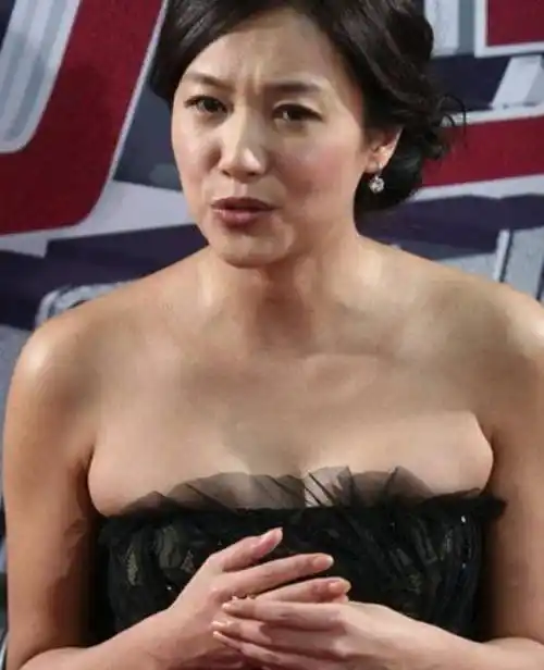 45岁的徐静蕾藏不住肉,礼服穿太小看着真勒,对自己太自信了_好身材