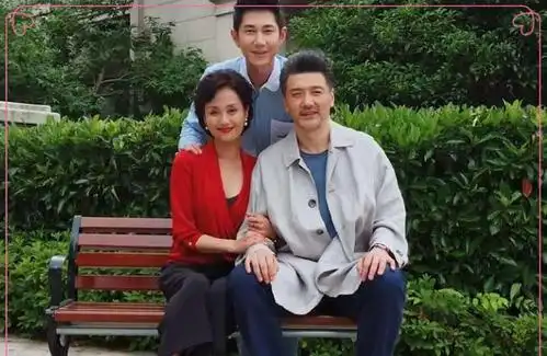 张翰妈妈51岁一袭酒红裙子身材好170的腿没白长