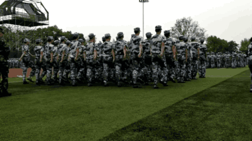 军训现场蓝装初上练兵场训练游戏教官掰头竟也欢乐多多