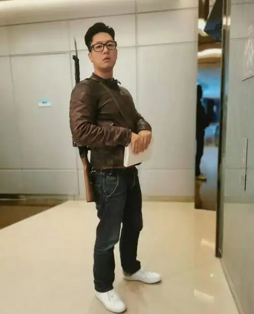 凌潇肃超市购物,憔悴水肿头发炸毛,网友形容像洪世贤流落街头|凌潇肃