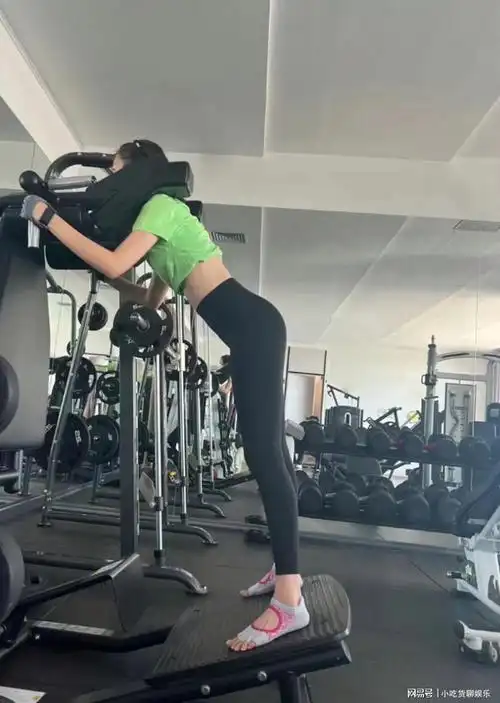 难怪唐艺昕年轻状态好她在家陪孩子也不忘健身塑形