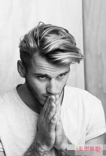 男生短头发梳慵懒短卷发造型挑染出的头发颜色,流露出欧美男生的帅酷