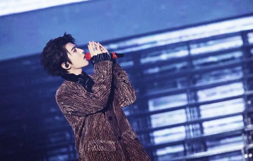 蔡徐坤回应风波后,粉丝放其吸烟照比烂,42家商务代言暂未受影响