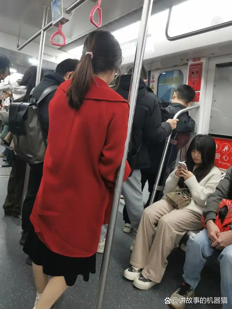 地铁里的人潮涌动,每个人都有着自己的故事和目的地.