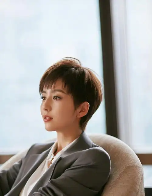 一组短发"超帅"的佟丽娅写真,简直是360度无死角的美