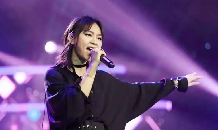 周笔畅参加综艺节目,以素颜出镜,打脸整容传闻造谣者_五官_变化_比赛