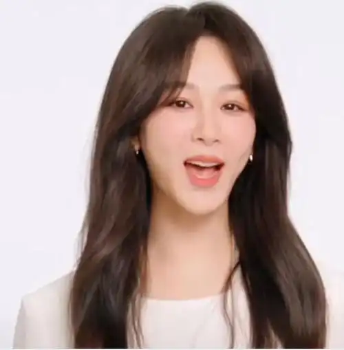 杨紫近照瘦出新高度下巴尖尖脸颊凹陷似鞋拔被嘲科技感十足