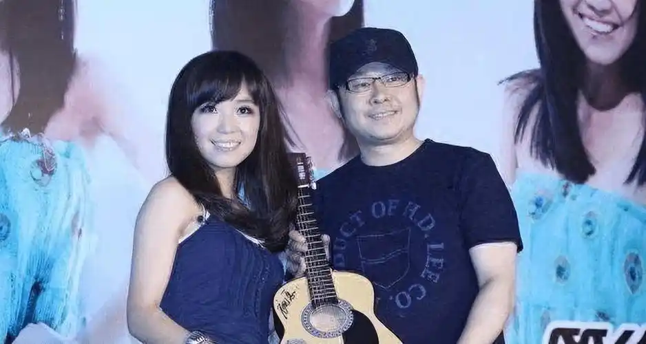 刀郎离婚30年前妻含泪自述他住豪宅我却一无所有