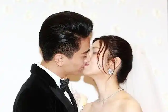 明星夫妻的亲吻瞬间:霍建华霸气王祖蓝不忍直视,贾乃亮的"第三者"亮了