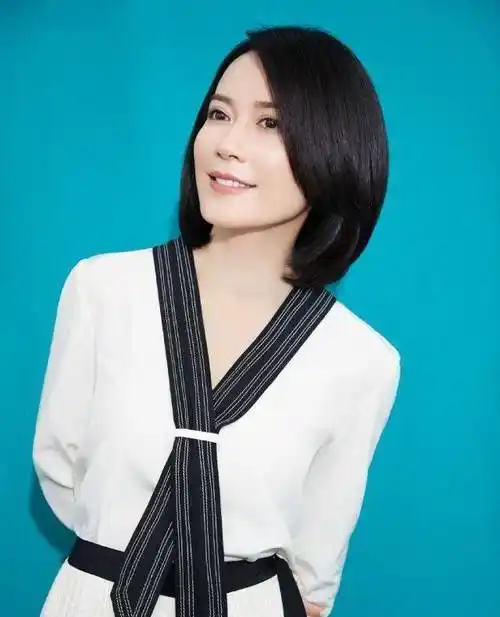 30岁到40岁女性留这款发型,波波头短发造型,减龄大气又时髦_俞飞鸿