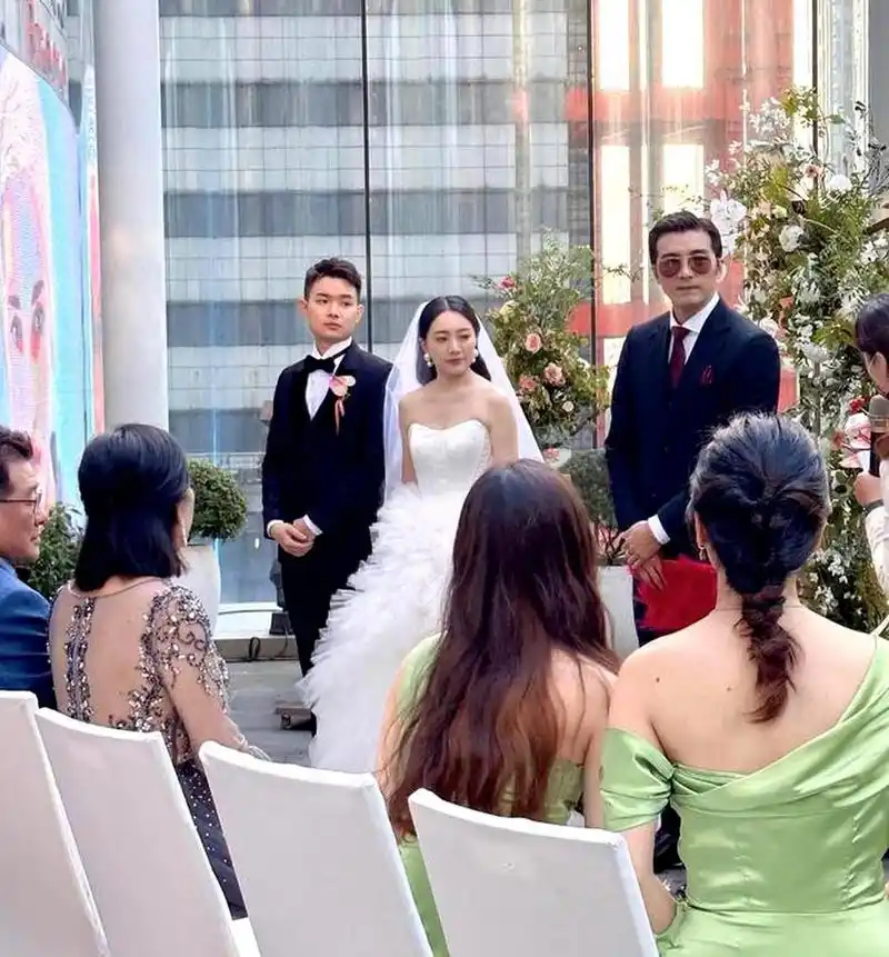 贺军翔最近的照片让人认不出,他的脸肿了,头发秃了,变得油腻,而他的亲