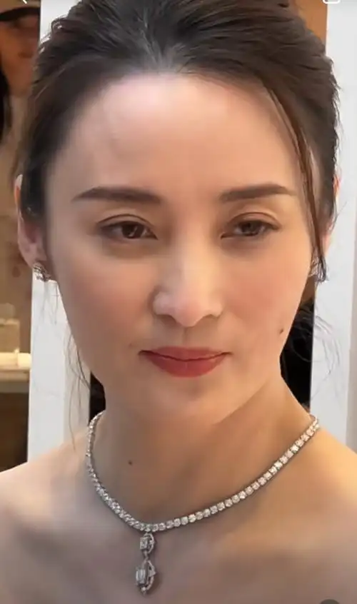 47岁蒋勤勤活动生图皮肤白皙无年龄感排骨胸抢镜