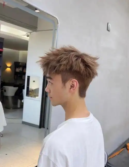 清爽摩根前刺短发男生一定要尝试的发型 可以修饰高额头,发际线后移.
