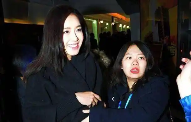 原创陈赫的二婚妻子好甜啊穿西装也没啥气场看着还挺少女的