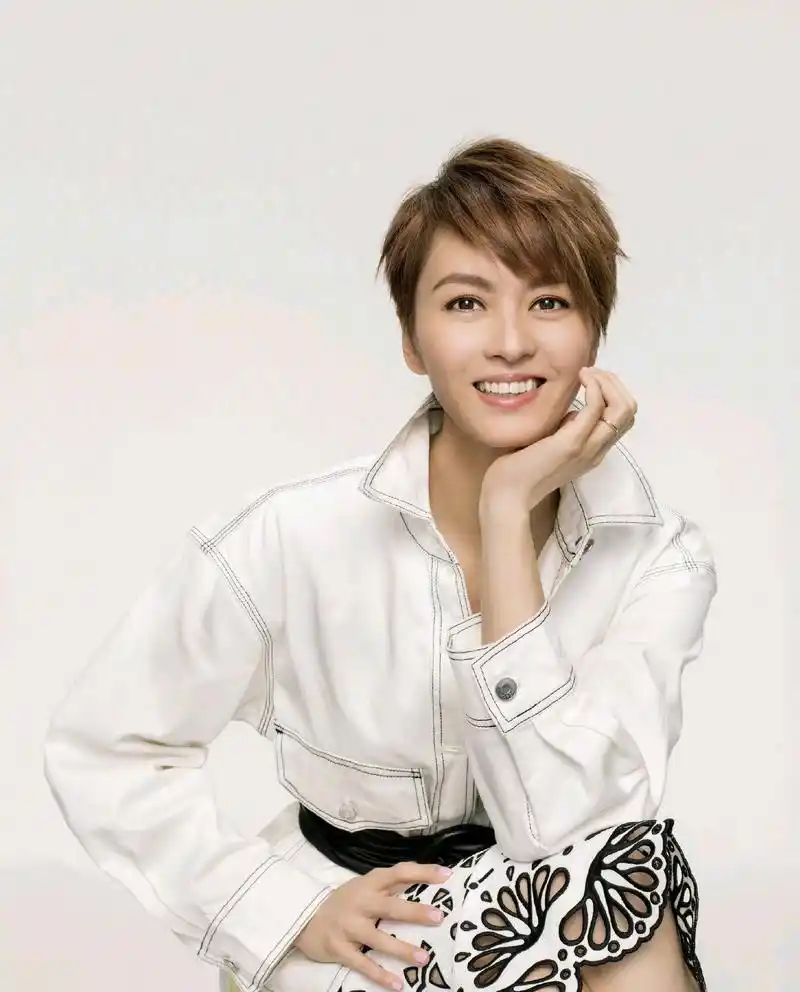 端庄大气的梁咏琪