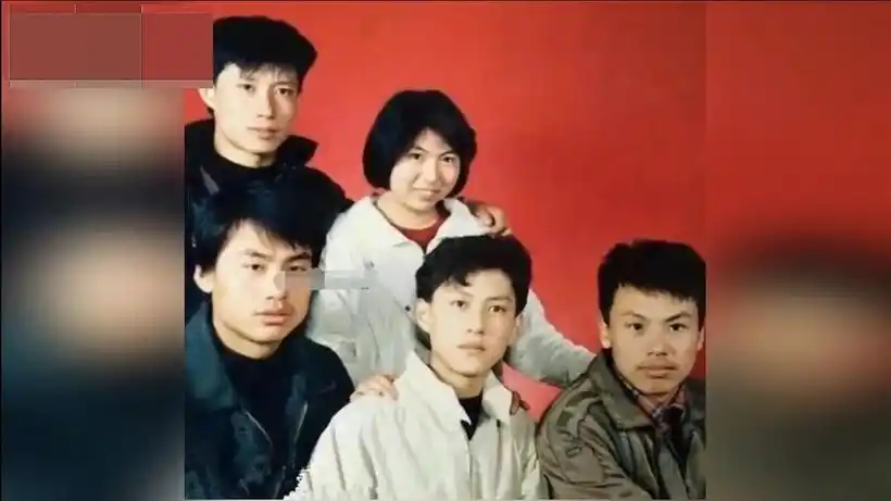 42岁靳东全家照曝光!母亲颜值爆表,妻子被宠上天,儿子睫毛随他