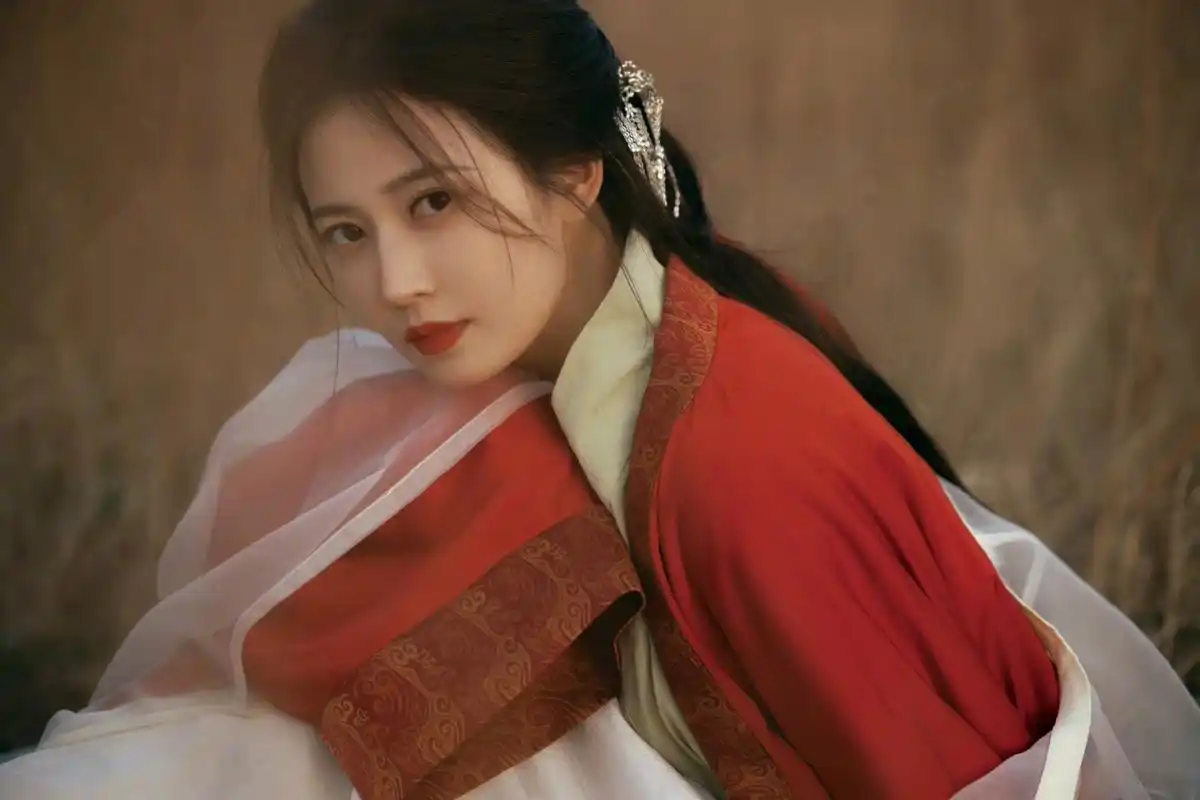 陈钰琪古装# 77红色古装简直美炸了,这要放在古代我宁愿舍弃江山乙