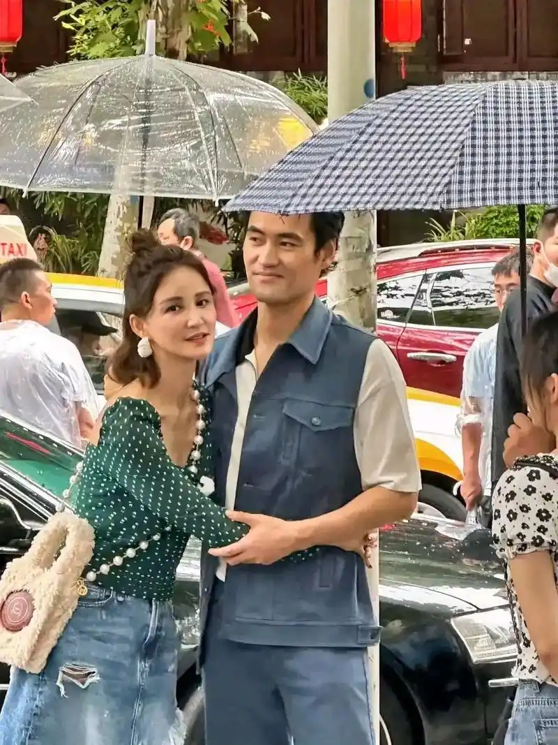 袁弘和妻子张歆艺现身武汉街头,夫妇二人牵手街头非常恩爱,被数名网友