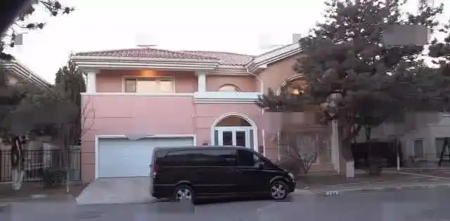 意外发现了蔡徐坤位于北京顺义区的别墅,而这栋别墅在一排建筑中也是