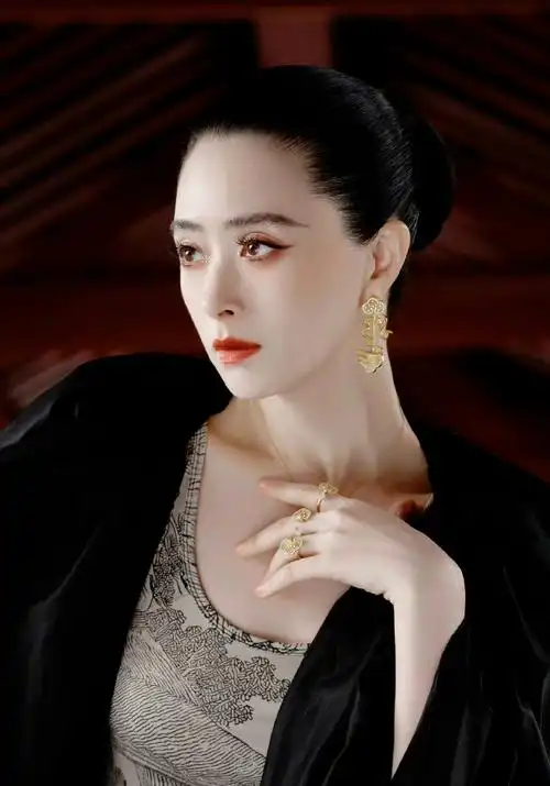 蒋欣怼脸拍,神颜还能打啊,就是这有一种富贵牡丹的雍容感