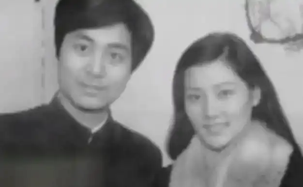 06年,何赛飞经廖静文同意成徐悲鸿传人,还被邓颖超称最美小百花