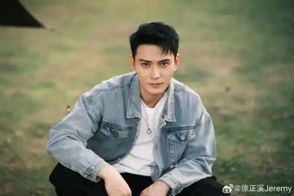 虽然外表看起来像是家境优越的贵公子,但实际上的徐正溪只是一个平凡