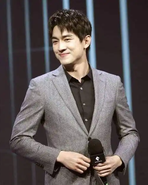 "漂亮的身材差,丑的身材好"这些明星的脸和身材反差太大_何润东_阿娇