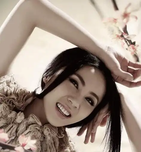 年轻时候的孙莉可以说是非常的好看了,她身上更有一种出淤泥而不染的