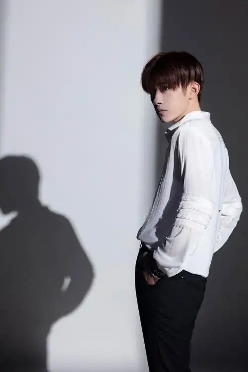 tfboys易烊千玺白衬衣率性写真